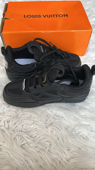 Nuove scarpe nere eleganti con cartellino