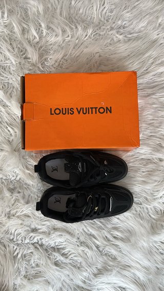 Nuove scarpe nere eleganti con cartellino