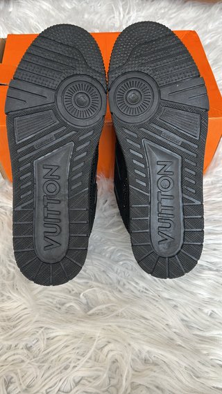 Nuove scarpe nere eleganti con cartellino