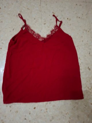 Blusa roja con encaje