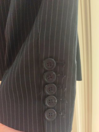 Traje de pantalón negro y raya diplomatica.