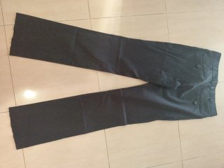 Traje de pantalón negro y raya diplomatica.