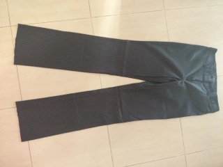 Traje de pantalón negro y raya diplomatica.