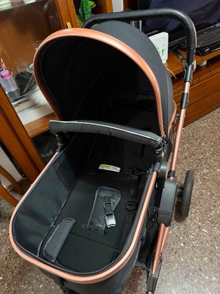 Carrito de bebé negro y cobre