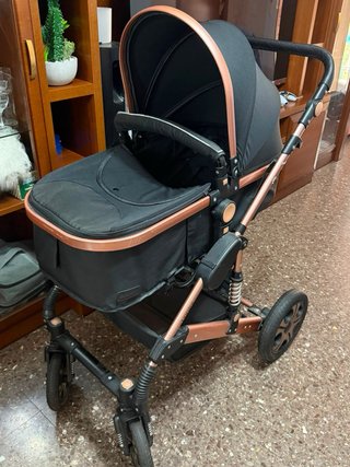 Carrito de bebé negro y cobre