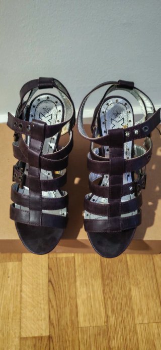 Sandalias de cuña , color vino