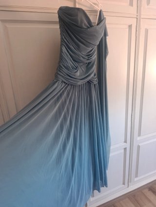 Vestido largo azul para invitada de boda