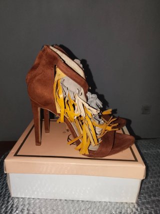 Sandalias de tiras con flecos