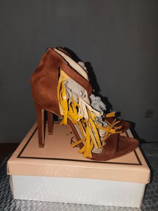 Sandalias de tiras con flecos