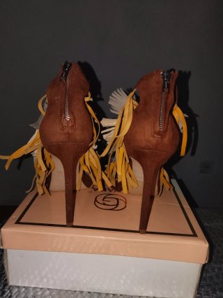 Sandalias de tiras con flecos