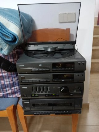 Minicadena Thomson 4 CDs y 1 altavoces pequeños