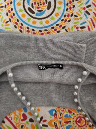Crop top Zara gris con perlas