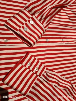 Camisa de satén a rayas rojas y blancas