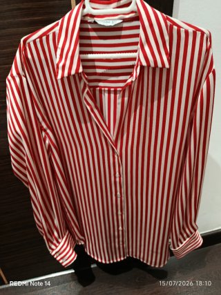 Camisa de satén a rayas rojas y blancas