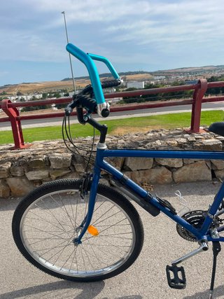 Bicicleta azul de montaña