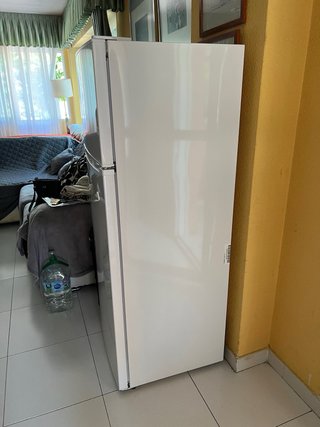 Frigorifero bianco con congelatore