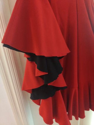 Vestido de baile rojo con torerilla negra.