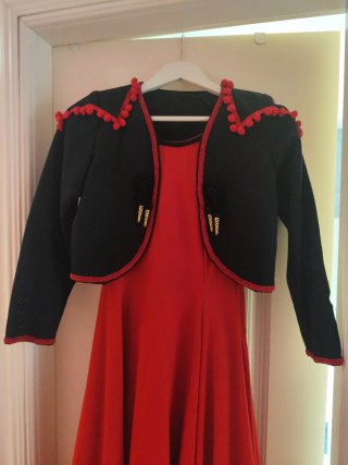 Vestido de baile rojo con torerilla negra.