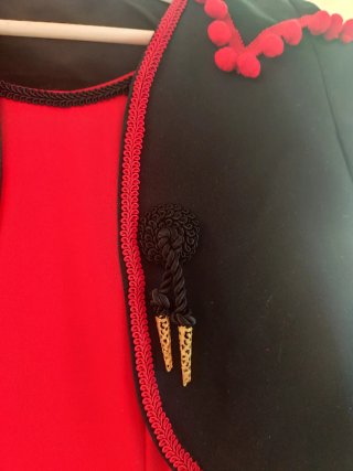 Vestido de baile rojo con torerilla negra.