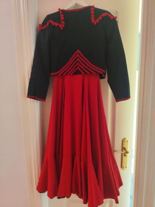 Vestido de baile rojo con torerilla negra.