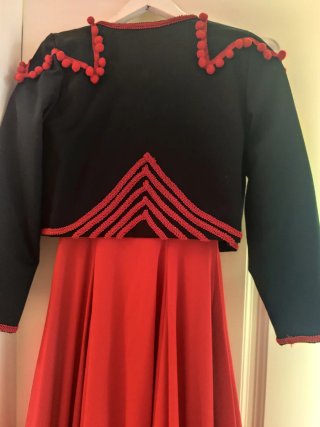 Vestido de baile rojo con torerilla negra.