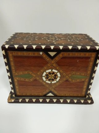 Caja antigua de madera con incrustaciones