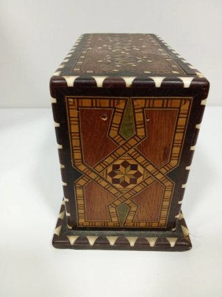 Caja antigua de madera con incrustaciones