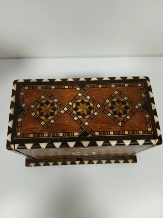 Caja antigua de madera con incrustaciones