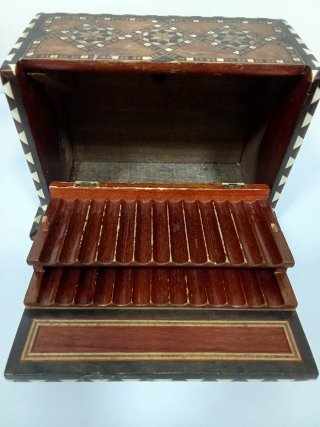 Caja antigua de madera con incrustaciones