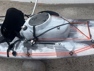 Kayak Galaxy con accessori da pesca