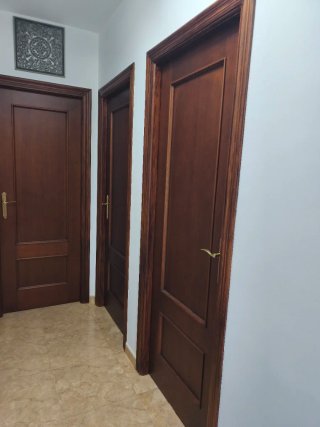 Puertas interior roble oscuro con herrajes