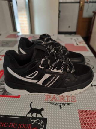 Zapatillas deportivas negras y blancas
