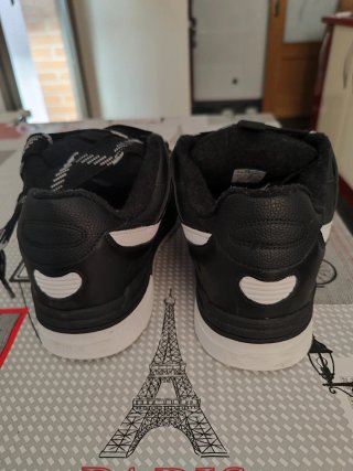 Zapatillas deportivas negras y blancas