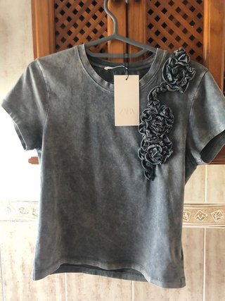 Camiseta flores bordadas gris, equivale a una S