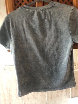 Camiseta flores bordadas gris, equivale a una S