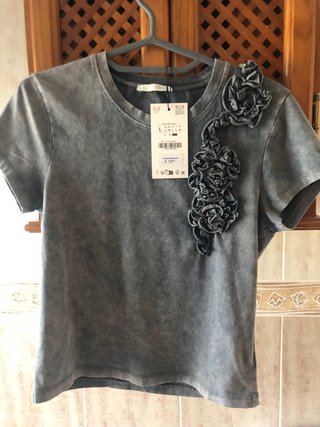 Camiseta flores bordadas gris, equivale a una S