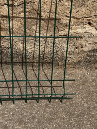 Reja metálica verde para jardín