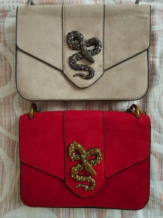 Bolsos Beige y Rojo con Serpiente