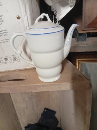 Tetera de porcelana con flores