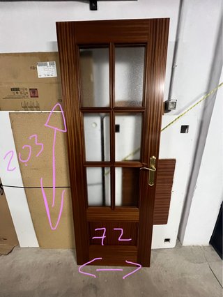 Puerta de madera con cristal