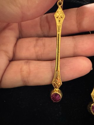 Pendientes largos dorados estilo vintage.