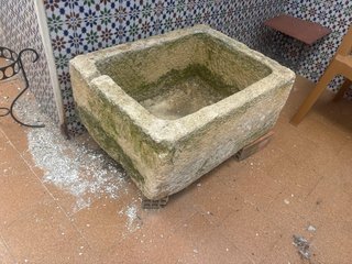 Lavabo antiguo de piedra - 250 años