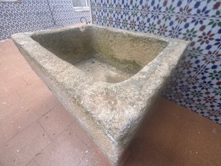 Lavabo antiguo de piedra - 250 años