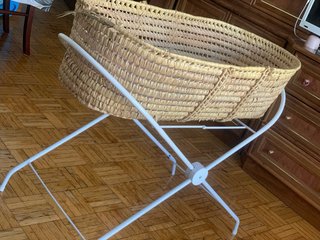 Moisés de mimbre con soporte