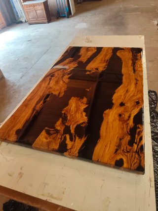 Mesa de resina y madera