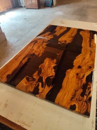Mesa de resina y madera