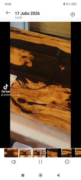Mesa de resina y madera