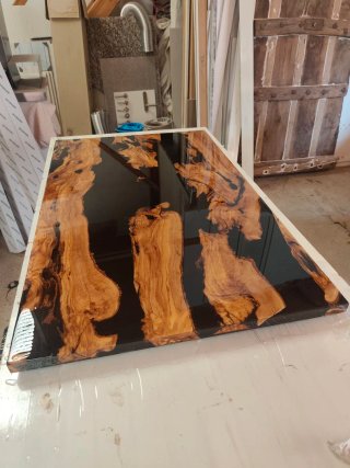 Mesa de resina y madera