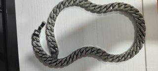 Collar de bisutería plateado con pedrería