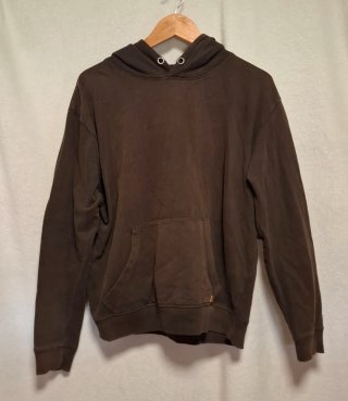 Sudadera marrón con capucha